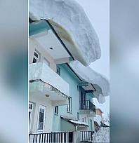 Çatıdan sarkan kar kütlesi hayrete düşürdü