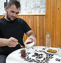 Çayına bile pul biber atıyor! Acısız günü yok