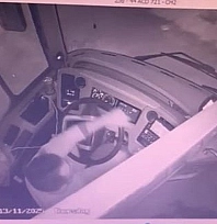 Çok sayıda yolcunun bulunduğu otobüse silahlı saldırı