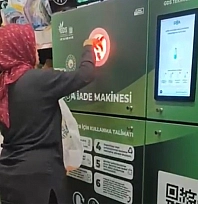 Çöp poşetleriyle geldi, kuyruk isyan etti