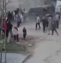 Dehşete düşüren görüntüler: Araçla kalabalığın arasına daldı