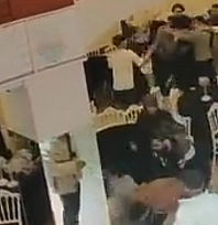 Düğün salonunda takı kavgası: Tekme, yumruk ve sandalyeler havada uçuştu