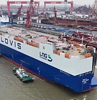 Dünyanın en büyük otomobil taşıyıcı gemisi denize indirildi