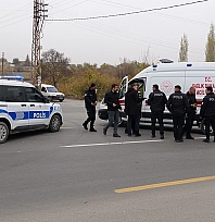 Ekip aracında fenalaşan polis memuru hastaneye kaldırıldı