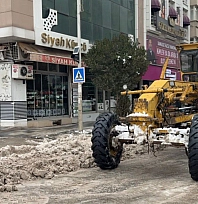 Elazığ Belediyesi, Vali Fahri Bey Caddesi'nde Kar Küreme Ve Temizlik Çalışması Yaptı