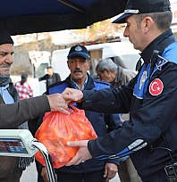 Elazığ Belediyesi zabıta ekipleri, sahada yoğun mesai harcıyor