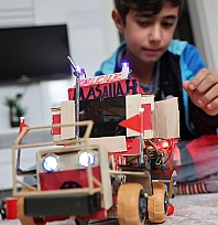 Elazığ'da 12 yaşındaki Selçuk'tan geri dönüşümle traktör maketi