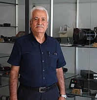 Elazığ'da 42 yıllık emek koridorlarda hayat buldu: Öğrencilerine tarihi armağan