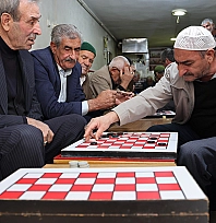 Elazığ'da 65 yaş üstü vatandaşların dama geleneği sürdürülüyor