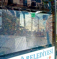 Elazığ'da 65 yaşındaki yolcu, otobüsün camını bastonuyla kırdı