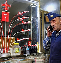 Elazığ'da 75 yaşındaki Atilla Demirbaş'ın pilotluk hayali gökyüzünde kaldı, maketlerle yaşadı