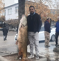 Elazığ'da amatör balıkçılar dev balıkla sosyal medyada gündem oldu