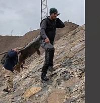 Elazığ'da amatör balıkçıların taşıma yöntemi ilgi çekti