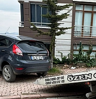 Elazığ'da araç istinat duvarına çarptı