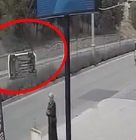 Elazığ'da araç yan yattı o anlar kamerada