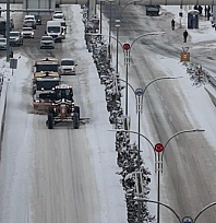 Elazığ'da belediye ekipleri, karla mücadelesini aralıksız sürdürüyor