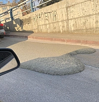 Elazığ'da beton mikseri asfalt yola beton döktü