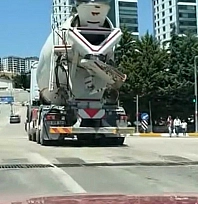 Elazığ'da beton mikserinden yola harç döküldü