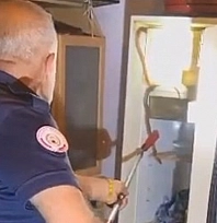 Elazığ'da Buzdolabının içerisine giren yılanı itfaiye ekipleri çıkardı