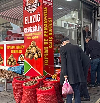 Elazığ'da ceviz bolluğu: Fiyatı duyan vatandaşlar kuyruk oluşturdu