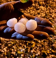 Elazığ'da ceviz büyüklüğünde dolu yağdı