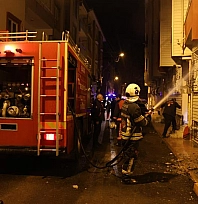 Elazığ'da çıkan ev yangınında 2 kişi dumandan etkilendi