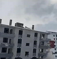 Elazığ'da depremde hasar gören bina yıkıldı
