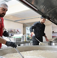 Elazığ'da dev kazanlarda aşure hazırlandı