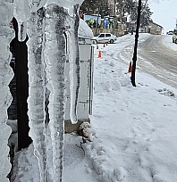 Elazığ'da dondurucu soğuklar: Çatılarda buz sarkıtları oluştu