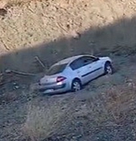 Elazığ'da el freni çekilmeyen otomobil dereye düştü