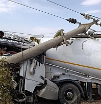 Elazığ'da elektrik direğine çarpan tır kazaya neden oldu