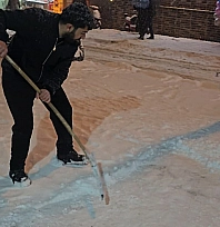 Elazığ'da esnafın karla mücadelesi