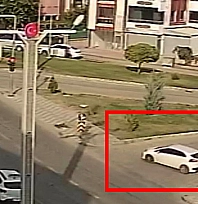 Elazığ'da faciadan dönüldü: El freni çekilmeyen araç tarlaya uçtu