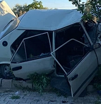 Elazığ'da faciaya ramak kaldı: Otomobil hurdaya döndü