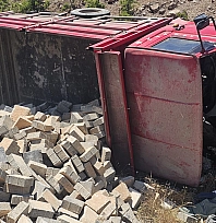 Elazığ'da feci kaza! Kamyonet devrildi