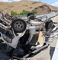 Elazığ'da feci kaza! Kamyonet su kanalına devrildi