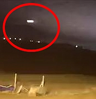 Elazığ'da gökyüzünde  süzülen parlak cisim güvenlik kamerasında