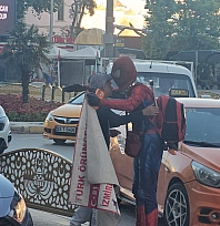 Elazığ'da gören dönüp bir daha baktı: Gazi Caddesi'nde örümcek adam