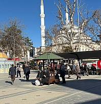 Elazığ'da güneş yüzünü gösterdi, meydanlar dolup taştı