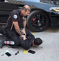 Elazığ'da havalı tabancayla yakalanan şüpheli, polisten kaçtı