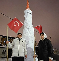 Elazığ'da iki arkadaş 4,5 Metrelik dev kardan adam yaptı