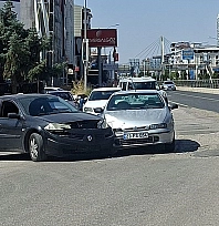 Elazığ'da iki otomobil çarpıştı