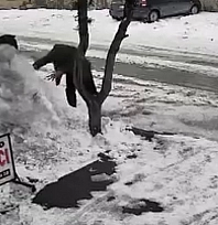 Elazığ'da ilginç anlar! Aracından indi kardan adamı yıkıp gitti