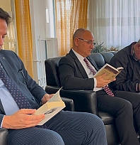 Elazığ'da 'İyilik Var' buluşması: Huzurevi sakinleriyle kitap okudular