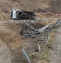 Elazığ'da kamyon devrildi