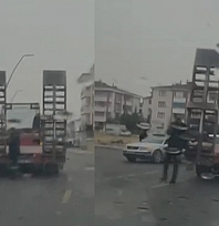 Elazığ'da kamyon otomobile çarptı!