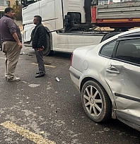 Elazığ'da kamyon otomobile çarptı!