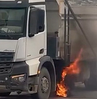 Elazığ'da kamyon yangınına duyarlı sürücü müdahalesi
