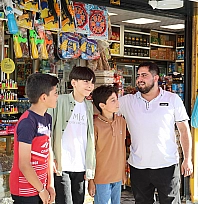 Elazığ'da kapalı büfenin önünden su alan çocuklar, büfe sahibiyle buluştu