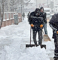 Elazığ'da kar yağışı etkili oldu, belediye ekipleri sahada